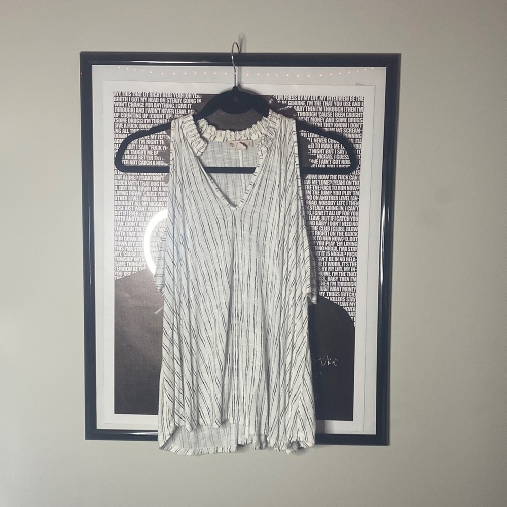 Lila Rose cold shoulder top. SIZE: S
